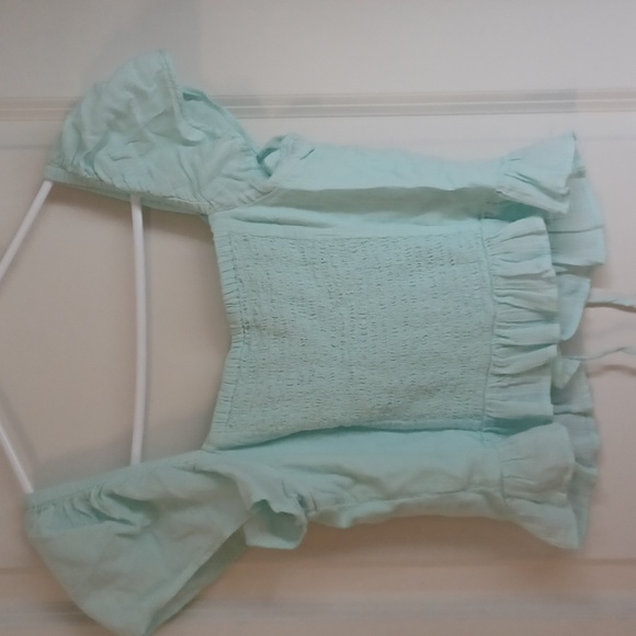 Abound soft green crop top - Picture 2 of 2